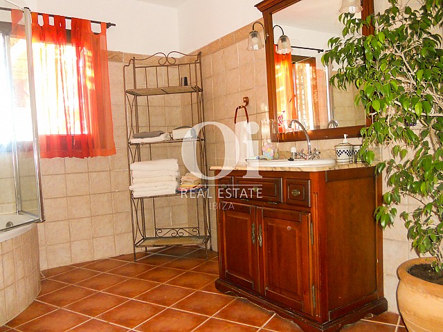 Salle de bain de maison en vente à Las Salinas, Ibiza