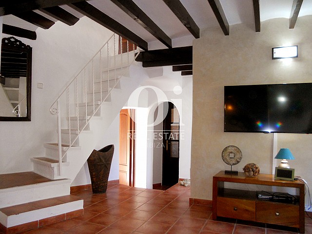 Blick auf die Treppe der Villa zum Verkauf in Las Salinas, Ibiza