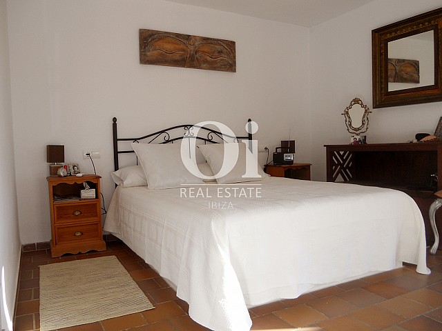 Blick in ein Schlafzimmer der Villa zum Verkauf in Las Salinas, Ibiza