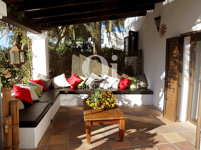 Blick auf die Veranda der Villa zum Verkauf in Las Salinas, Ibiza