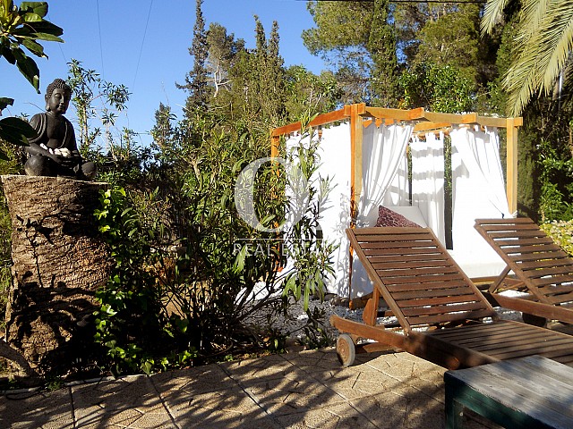 Blick auf den Chillout-Bereich der Villa zum Verkauf in Las Salinas, Ibiza