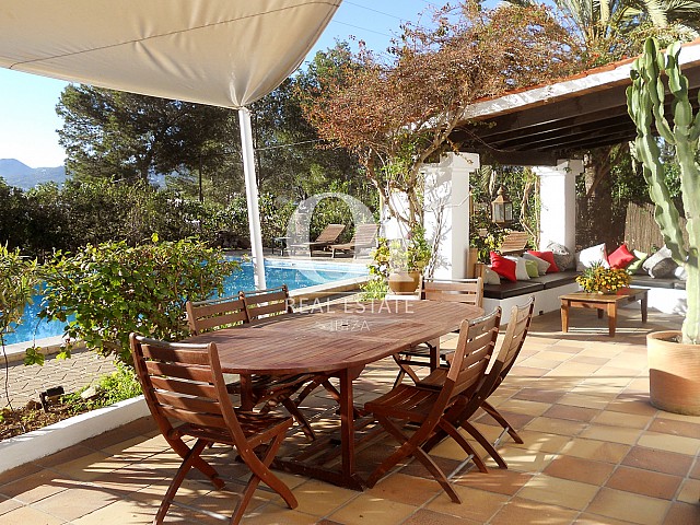 Blick auf den Poolbereich der Villa zum Verkauf in Las Salinas, Ibiza
