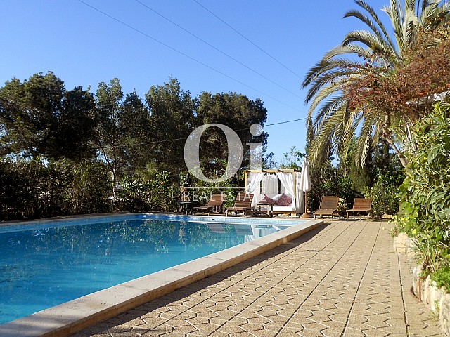 Blick auf den Pool der Villa zum Verkauf in Las Salinas, Ibiza