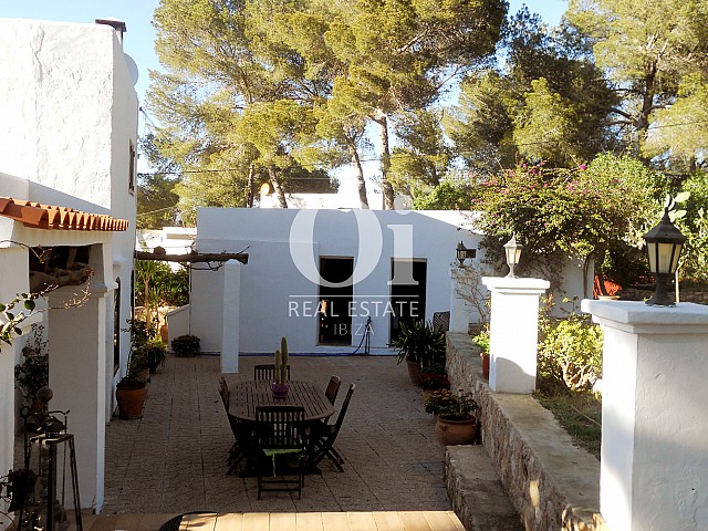 Blick auf die Terrasse der Villa zum Verkauf in Las Salinas, Ibiza