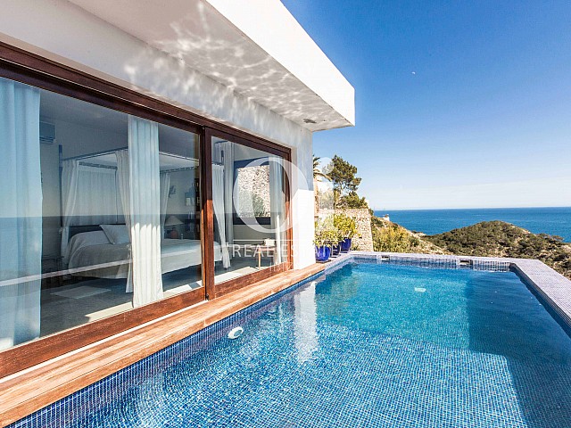 Blick in den Pool der Ferien-Villa in Roca Llisa, Ibiza
