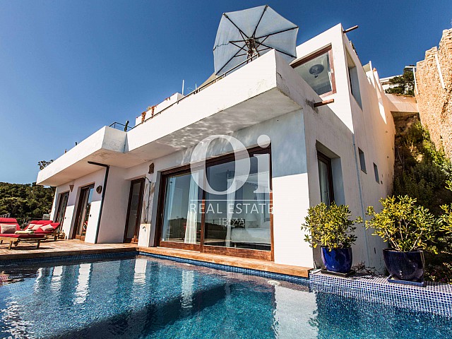 Piscine et façade de maison pour séjour en location à Roca Llisa, Ibiza 