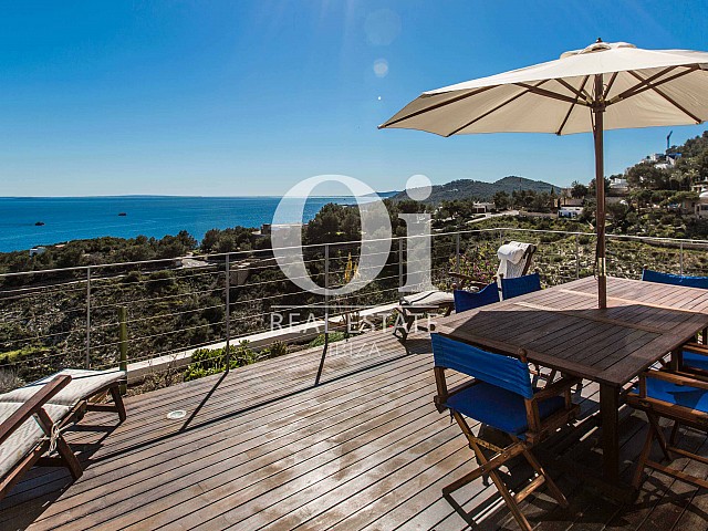 Blick auf die Terrasse der Ferien-Villa in Roca Llisa, Ibiza