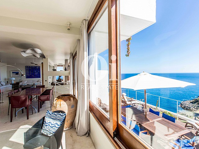 Стильная гостиная-столовая с поразительными видами из окон в потрясающей вилле в краткосрочную аренду на Ибице