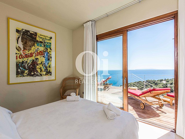 Blick in ein Schlafzimmer der Ferien-Villa in Roca Llisa, Ibiza