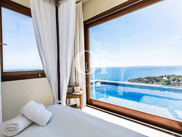 Замечательная спальня, из которой открываются потрясающие виды на море, в шикарной вилле в краткосрочную аренду на Ибице