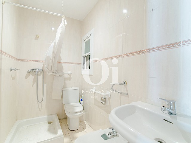 Salle de bain d'appartement en vente à Travesera de Gracia, Barcelone 