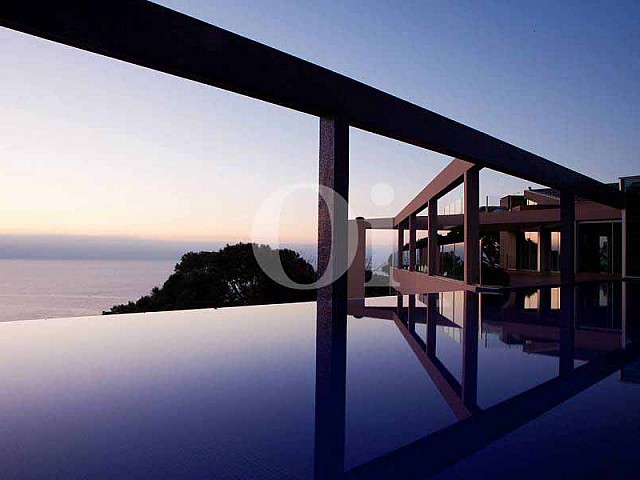 Завораживающий вид из бассейна на море и природу Коста Брава на потрясающей вилле класса люкс на продажу на Ибице