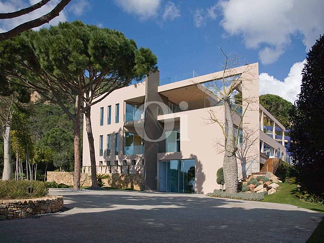 Blick auf die Fassade der Luxus-Villa in Sant Feliu de Guixols, Costa Brava