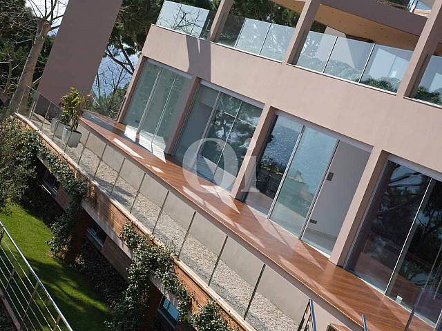 Blick auf eine Terrasse der Luxus-Villa in Sant Feliu de Guixols, Costa Brava