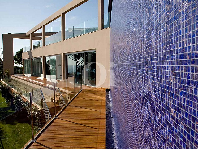 Blick auf eine Terrasse der Luxus-Villa in Sant Feliu de Guixols, Costa Brava