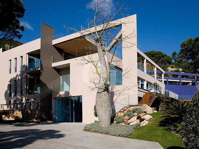 Фасад великолепной виллы класса люкс на продажу на Ибице