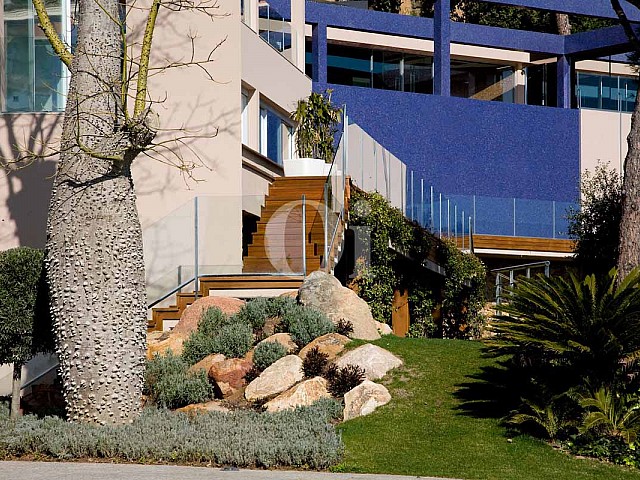 Фасад великолепной виллы класса люкс на продажу на Ибице