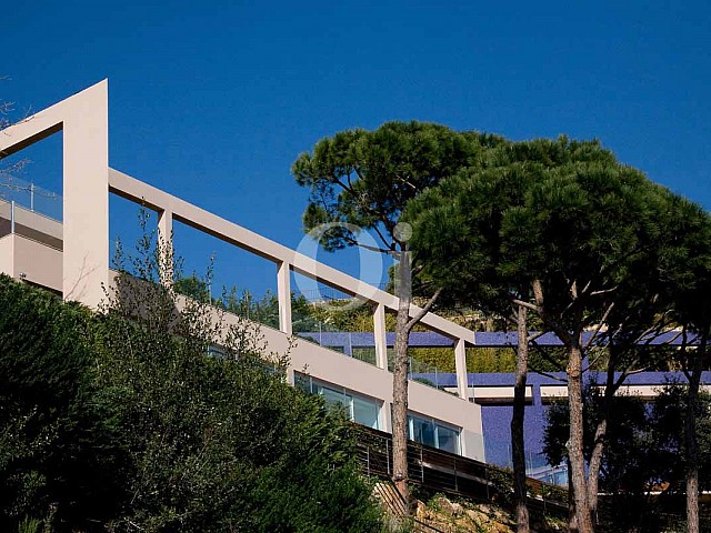 Фасад великолепной виллы класса люкс на продажу на Ибице