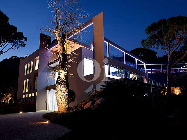 Фасад великолепной виллы класса люкс ночью на продажу на Ибице