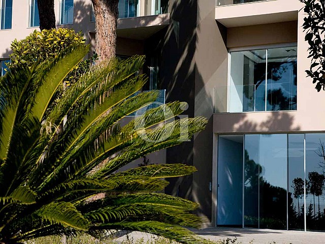 Blick auf die Fassade der Luxus-Villa in Sant Feliu de Guixols, Costa Brava