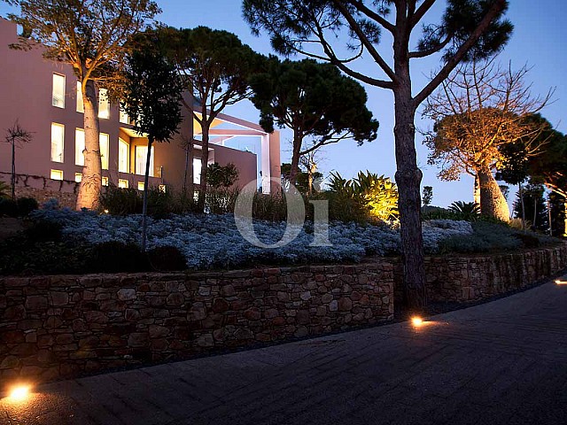 Blick auf die Einfahrt der Luxus-Villa in Sant Feliu de Guixols, Costa Brava