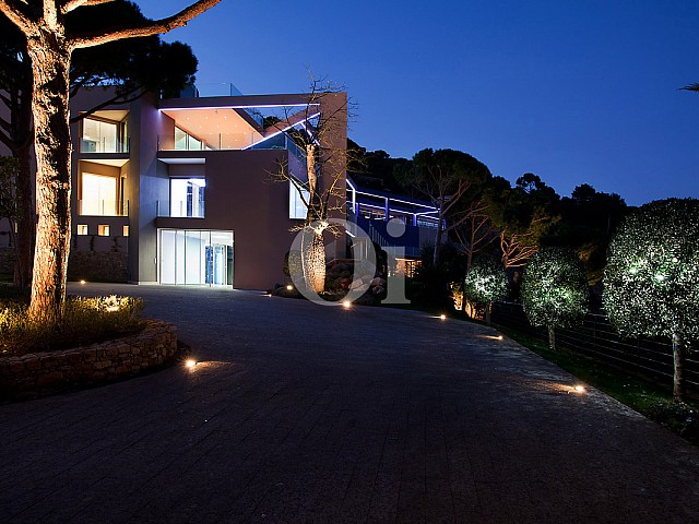 Фасад великолепной виллы класса люкс ночью на продажу на Ибице