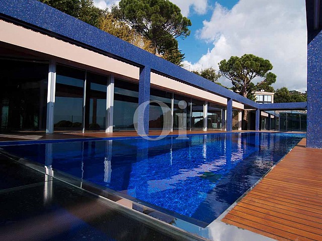 Огромный бассейн на роскошной вилле класса люкс на продажу на Ибице