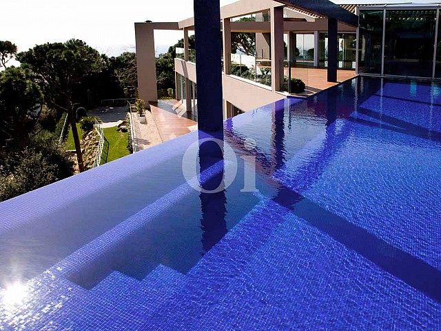 Огромный бассейн на роскошной вилле класса люкс на продажу на Ибице
