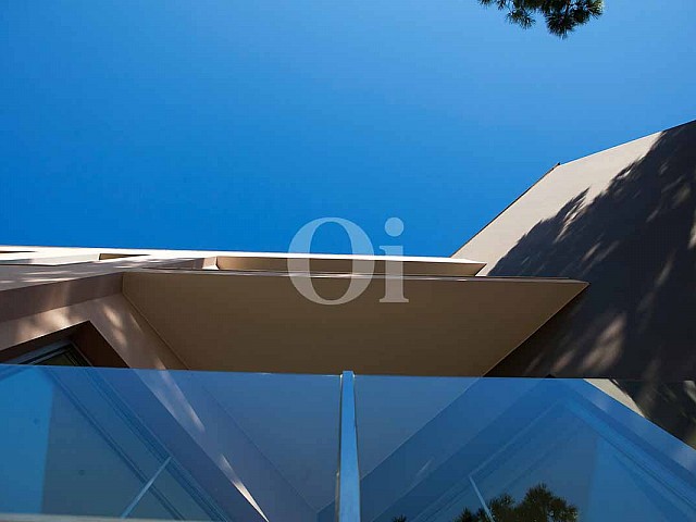 Фасад великолепной виллы класса люкс на продажу на Ибице