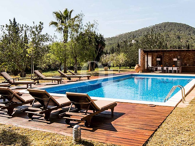 Blick auf den Pool der rustikalen Ferien-Villa auf Ibiza (San Jose)