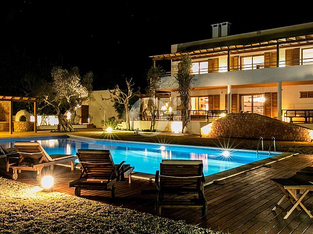 Blick auf den Poolbereich der rustikalen Ferien-Villa auf Ibiza (San Jose)
