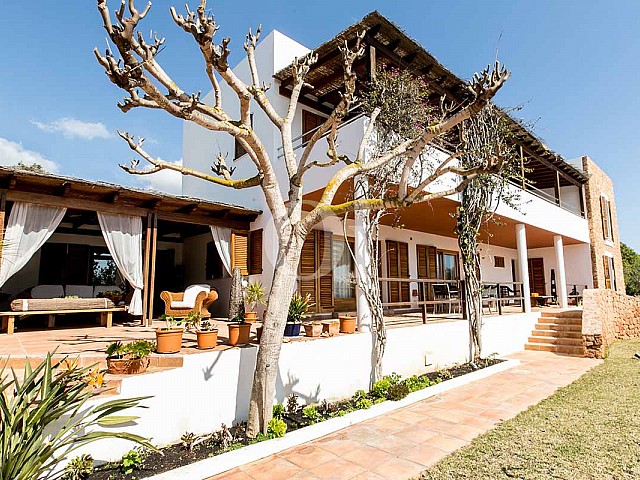 Blick auf die Fassade der rustikalen Ferien-Villa auf Ibiza (San Jose)