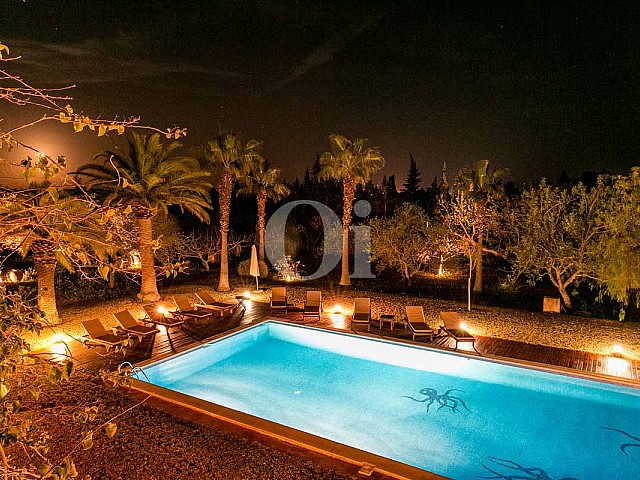 Blick auf den Poolbereich der rustikalen Ferien-Villa auf Ibiza (San Jose)