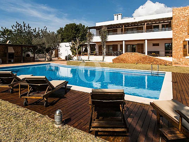 Blick auf den Poolbereich der rustikalen Ferien-Villa auf Ibiza (San Jose)