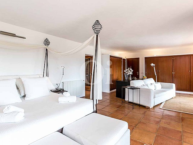 Blick auf ein Schlafzimmer der rustikalen Ferien-Villa auf Ibiza (San Jose)