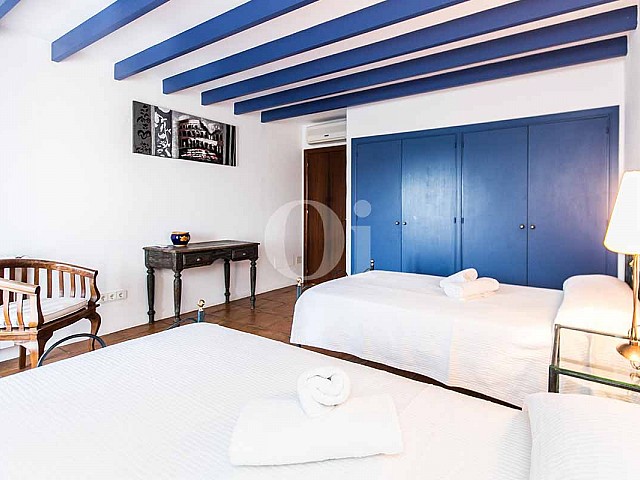 Потрясающая большая спальня в замечательном коттедже в деревенском стиле в краткосрочную аренду на Ибице