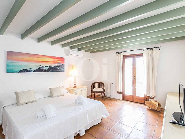 Blick auf ein Schlafzimmer der rustikalen Ferien-Villa auf Ibiza (San Jose)