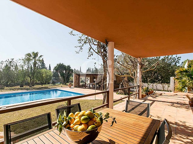 Blick auf die Terrasse der rustikalen Ferien-Villa auf Ibiza (San Jose)