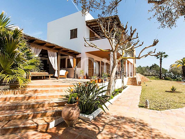 Blick auf die Fassade der rustikalen Ferien-Villa auf Ibiza (San Jose)