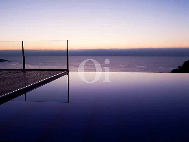 Blick auf den Pool der Luxus-Villa in Sant Feliu de Guixols, Costa Brava