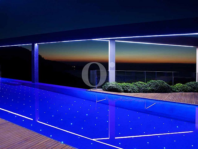 Blick auf den Pool der Luxus-Villa in Sant Feliu de Guixols, Costa Brava