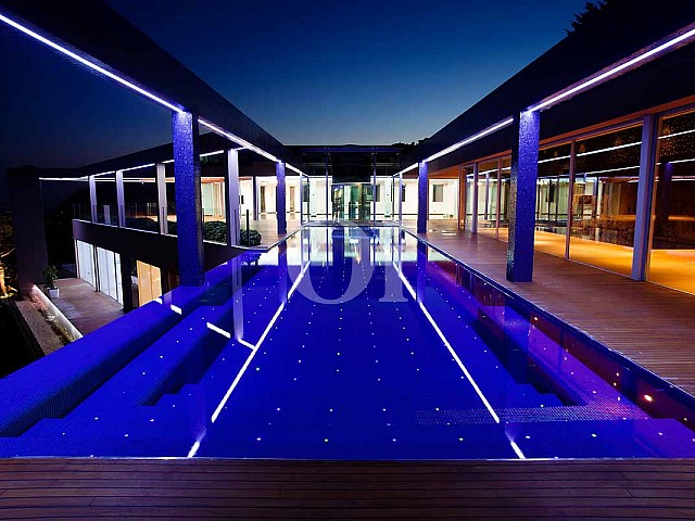 Blick auf den Pool der Luxus-Villa in Sant Feliu de Guixols, Costa Brava