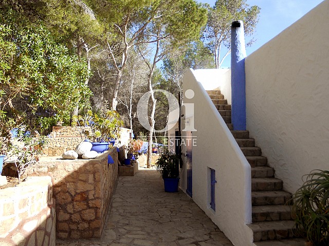 Blick auf die Einfahrt vom Haus zum Verkauf in Punta Galera, Ibiza
