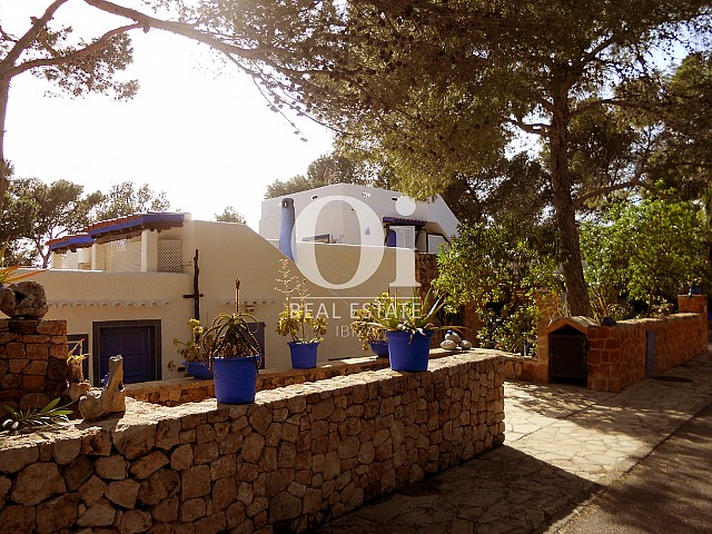 Blick aufs Äußere vom Haus zum Verkauf in Punta Galera, Ibiza