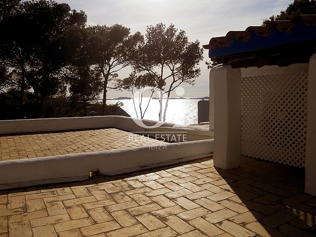 Blick auf die Terrasse vom Haus zum Verkauf in Punta Galera, Ibiza