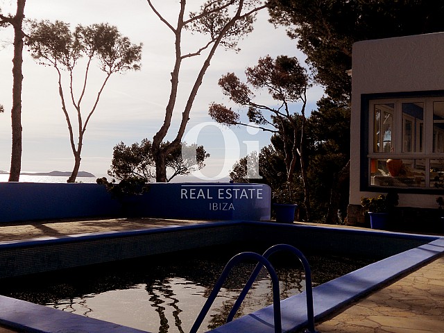 Blick auf den Pool vom Haus zum Verkauf in Punta Galera, Ibiza
