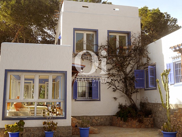 Fachada de casa en venta en Punta Galera, Ibiza 