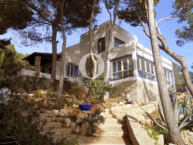 Blick auf die Fassade vom Haus zum Verkauf in Punta Galera, Ibiza