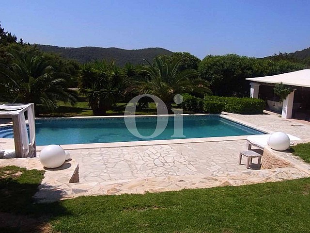 Blick auf den Pool der Ferien-Villa zur Miete auf Ibiza