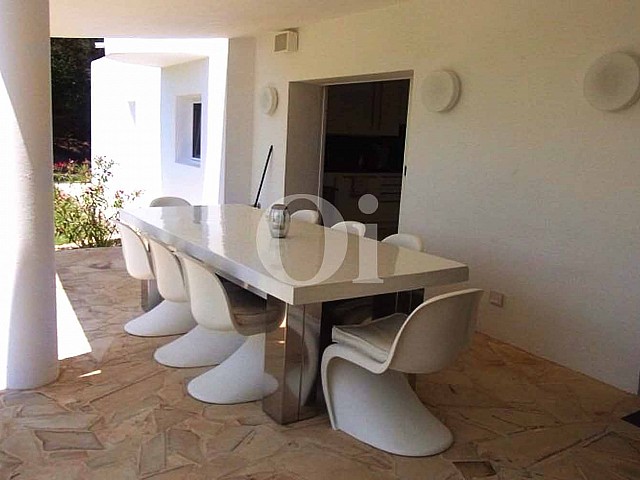 Летняя столовая на террасе потрясающей виллы в краткосрочную аренду на Ибице